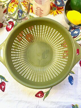Vintage Olive Avocado Green Colander Strainer by Andy Gard - 1970s GrandmaCore